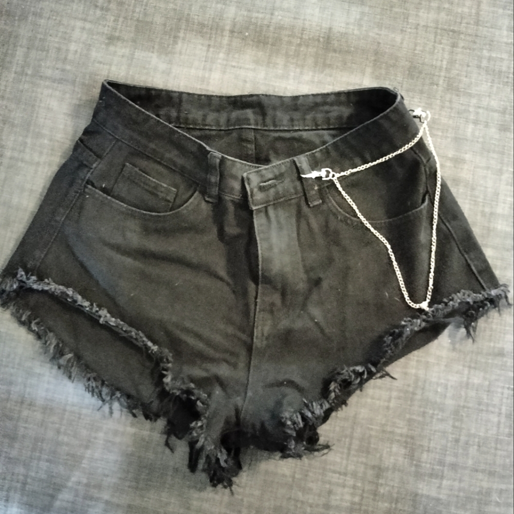 Black jean shorts with chain